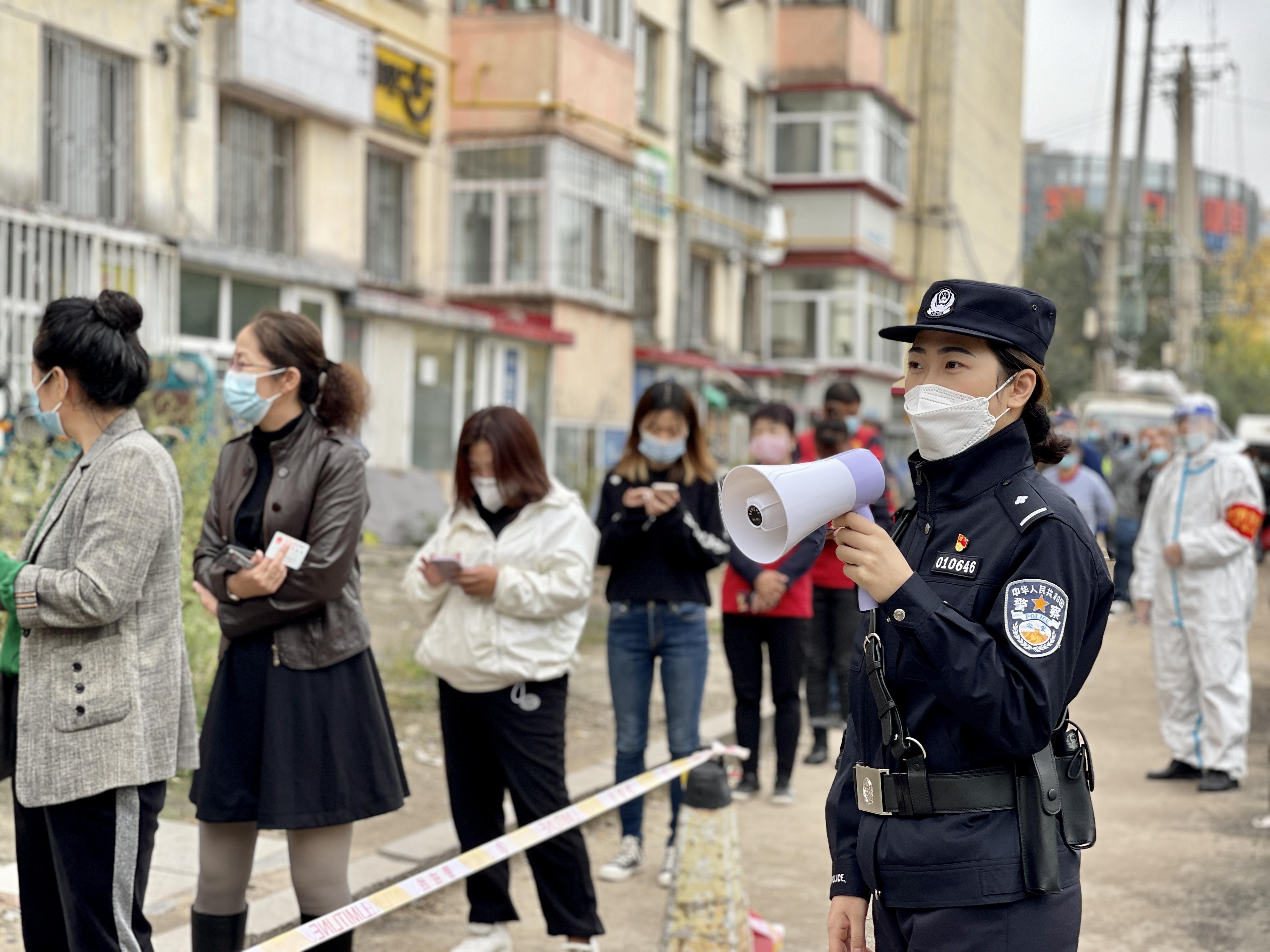 请戴好口罩注意防护…哈尔滨市公安局政保支队民警高鹿云手握大