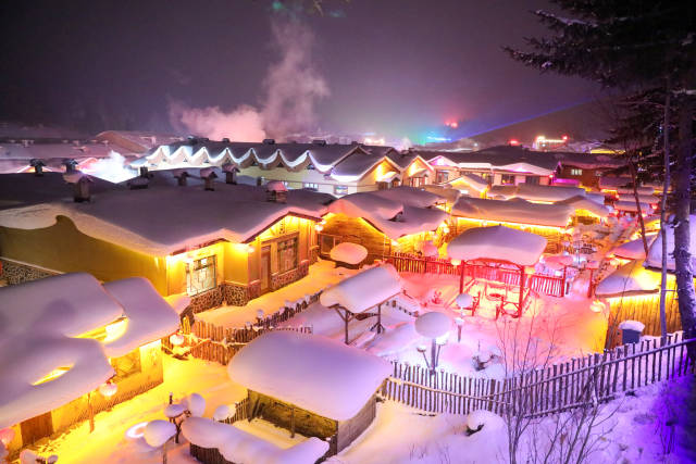 夜色中的雪乡,在灯光映照下如童话世界一般。石启立 摄