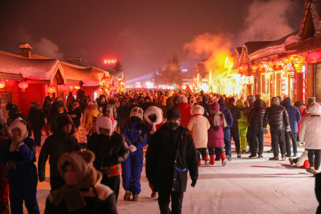 雪乡雪韵大街上,游客去参加雪地蹦迪。石启立 摄