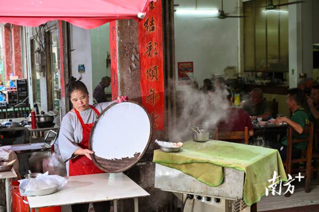 窝仔粉是食客在圩市里的早餐首选，深受市民游客的青睐。
