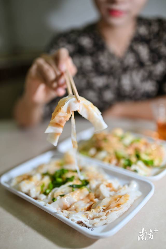 刚蒸好的粉切成小块，撒上食盐、豉油、土榨花生油，即可食用。
