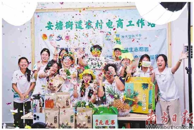 在安塘街道的电商直播间，大学生化身“助农主播”。资料图片