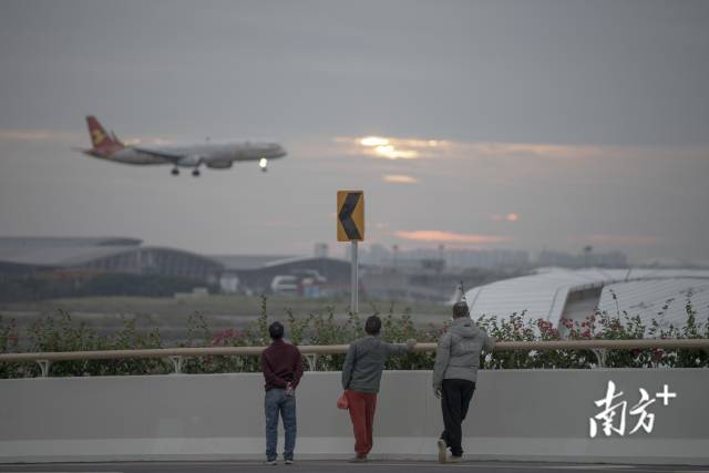 6月14日11点40分左右，东航全球首架C919客机执行的MU5309航班抵达广州白云机场。