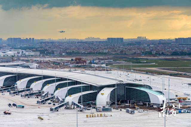 6月14日11点40分左右，东航全球首架C919客机执行的MU5309航班抵达广州白云机场。