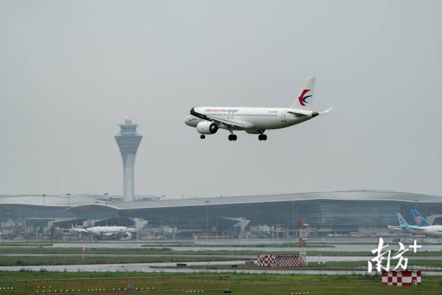 6月14日11点40分左右，东航全球首架C919客机执行的MU5309航班抵达广州白云机场。