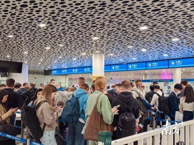 6月14日11点40分左右，东航全球首架C919客机执行的MU5309航班抵达广州白云机场。