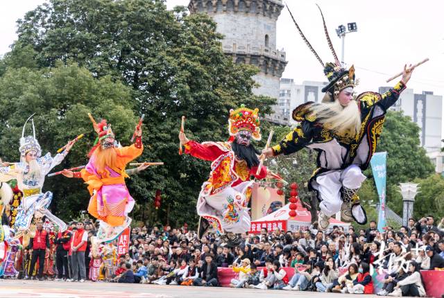 许多游客为了看一场英歌舞来到潮汕。  南方+ 郑淼鑫 拍摄