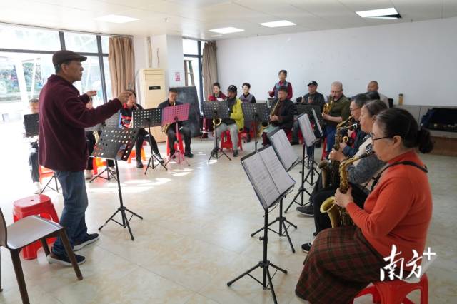 惠州市惠东县亚婆角社区的“音乐之旅”乐团，一半是外省越冬老人。梁维春 摄 