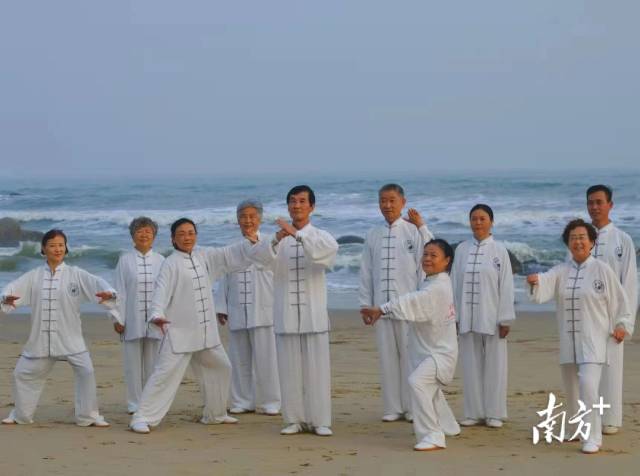 旅客在吴川海岸晨练打太极。受访者供图