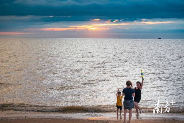游客一家人在广东海边度假。陈欢 摄