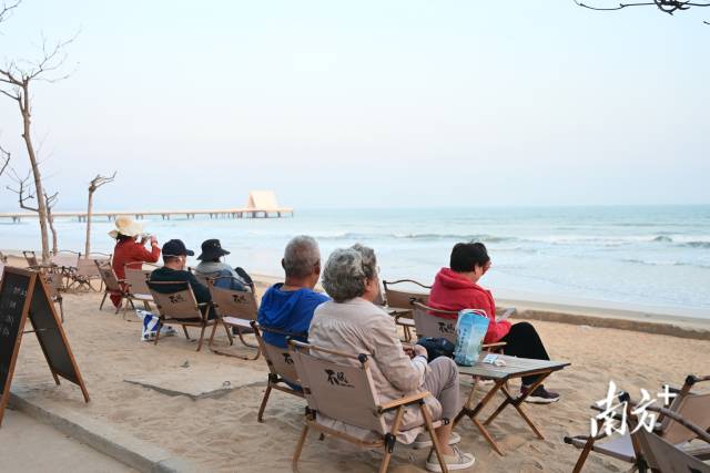 旅客在湛江鼎龙湾喝咖啡看海。骆洋 摄 