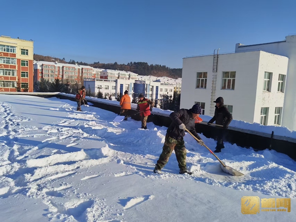 工作人员清除楼顶积雪.jpg