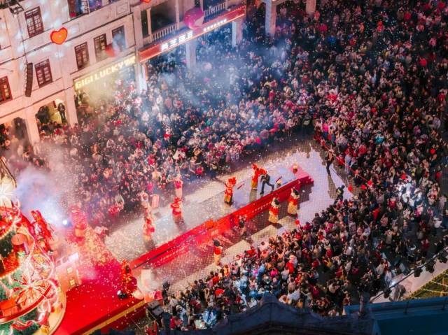 江门赤坎华侨古镇夜间表演现场游人如织。（图源：江门文旅）