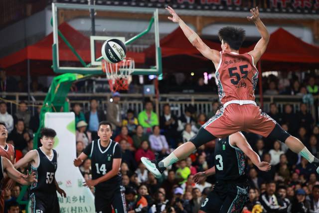 2023年10月28日,在贵州台江县台盘村举行的全国和美乡村篮球大赛总决赛中,广东沙溪队战胜广东大朗队获冠。 图源新华社