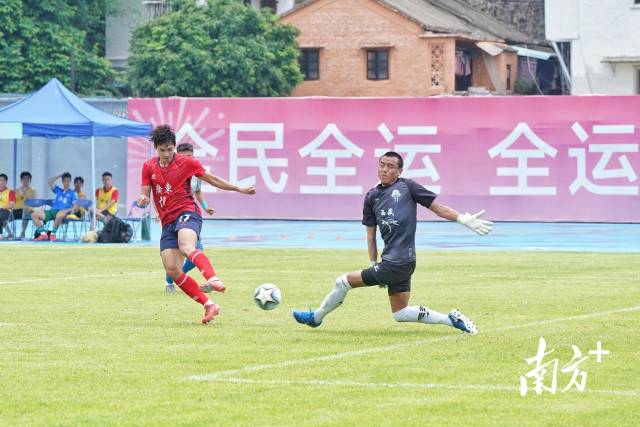 去年5月23日,十五运群众赛事活动足球(七人制男子组)比赛中,广东省代表队战胜西藏自治区代表队。南方+记者 戴嘉信 摄