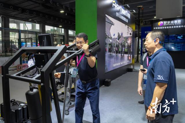 在第25届广东体博会现场,市民在体验智能健身设备。南方+记者 姚志豪 摄