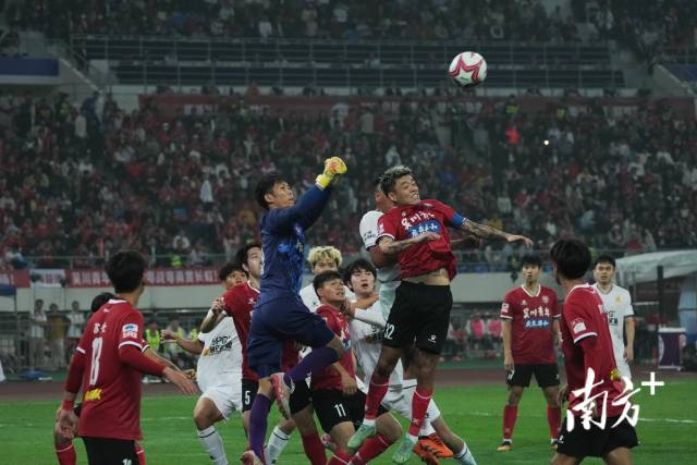 去年12月6日,2025广东足球超级联赛决赛首回合,吴川青年迎战深圳藝品高。南方+记者 姚志豪 龚钰坤 杨川 摄