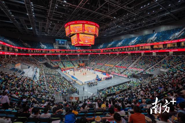 去年8月10日,在大湾区文化体育中心举行的广州篮球城市联赛现场。南方+记者 姚志豪 摄