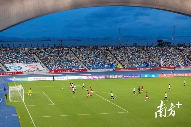 去年8月23日,2025广东足球超级联赛在广州大湾区文体中心拉开战幕。南方+记者 姚志豪 吴明 苏韵桦 摄