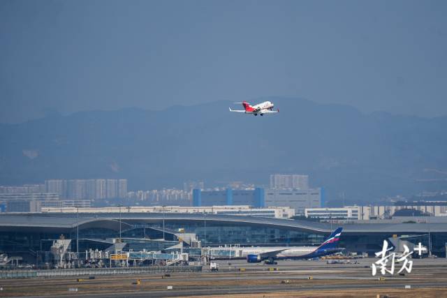 2月2日，春运首日，一架飞机从白云机场起飞。