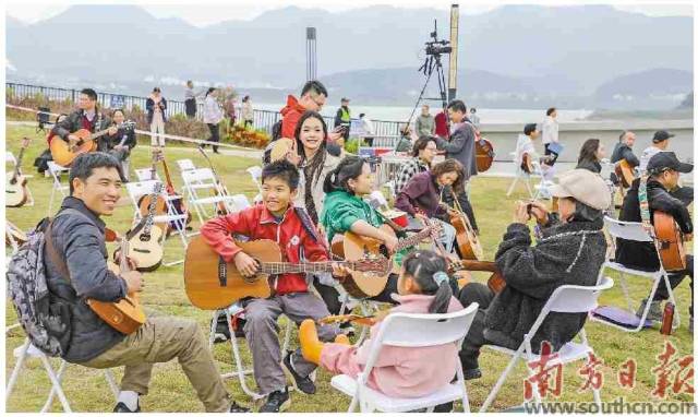  2026年元旦，千人吉他弹唱新年音乐会在云安区都杨镇湾边村云帆公园举行。云安融媒供图