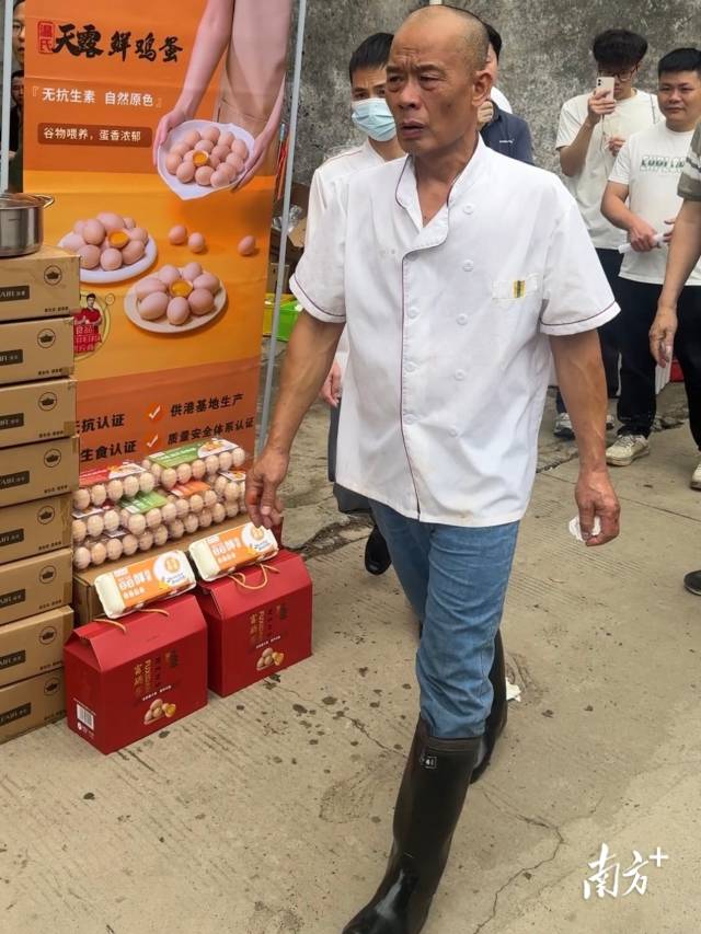 莫叔在厨房和餐桌间穿梭。