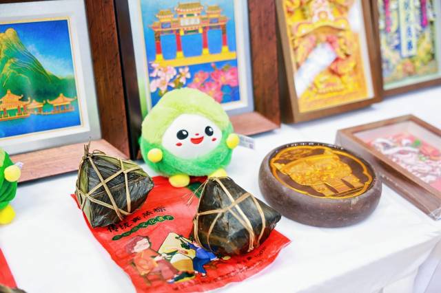 非遗及特色美食展示区。  