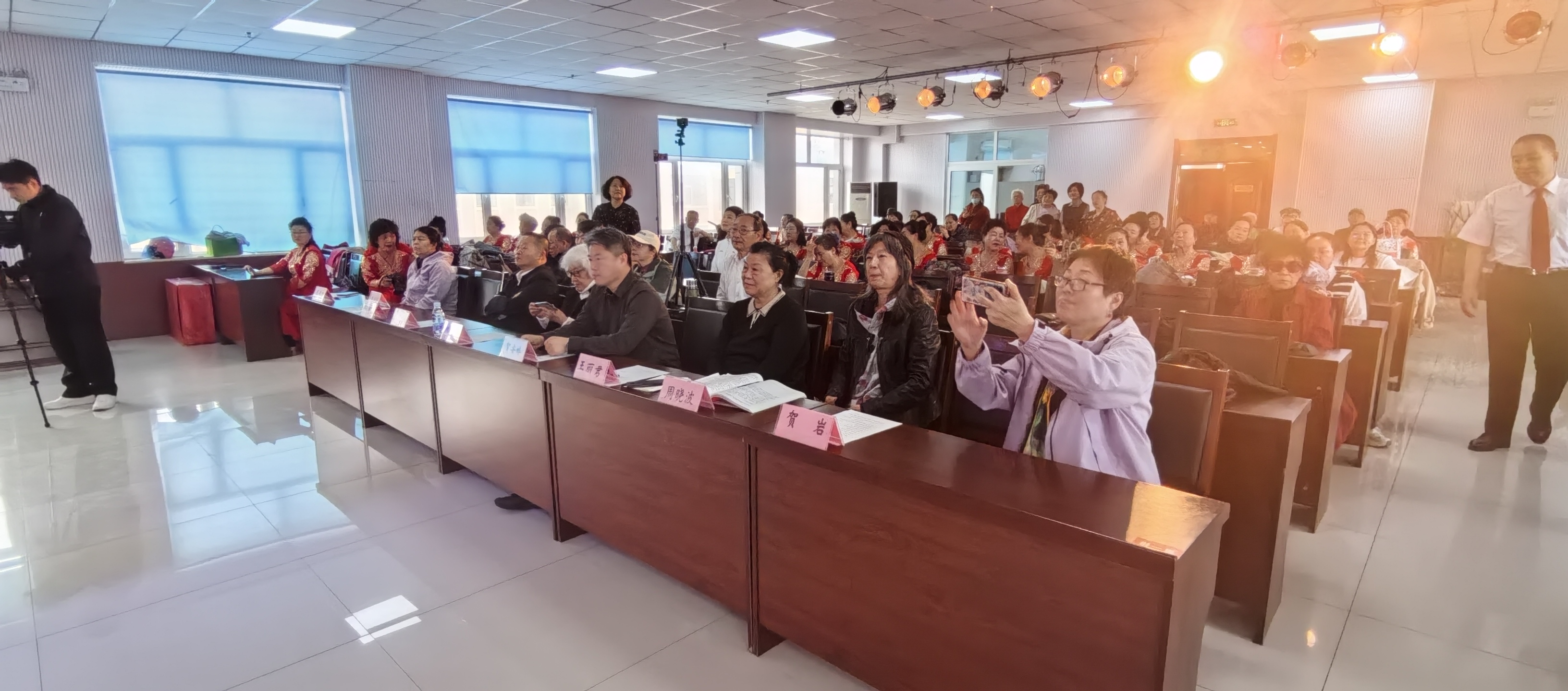 100余人观看演出.jpg
