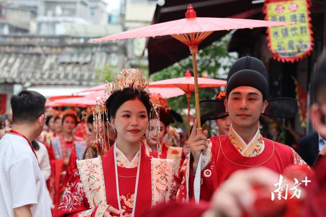 “三生有幸·甜蜜潮州游”活动,新人们体验潮州传统婚俗。陈锦煌 摄