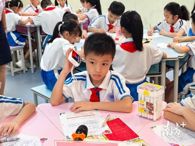 学生正在使用噜咔博士AI拍学机。