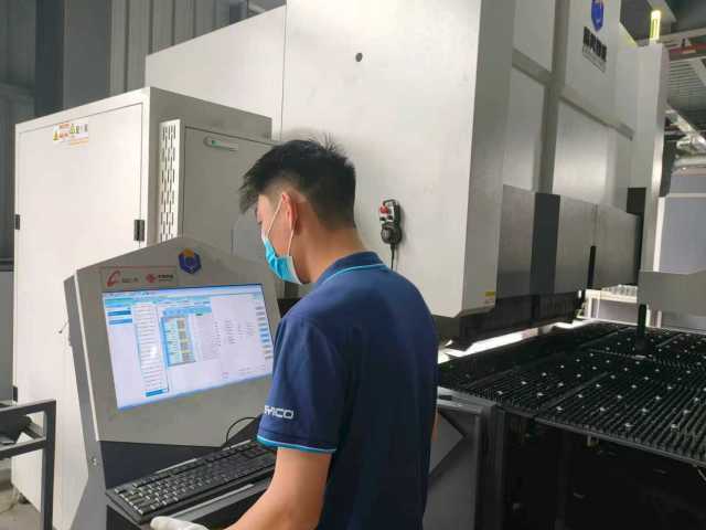中智源员工在生产车间操作联通“智造云”平台。