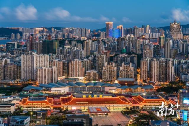 拱北口岸是全国口岸重地,“拱北”以当时该地区的标志性建筑拱桥的“拱”字和北岭的“北”字定名。