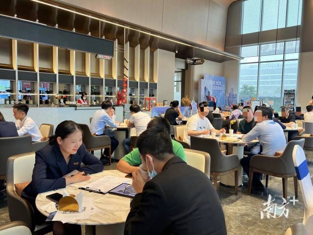 大华紫樾府售楼部现场。受访者供图