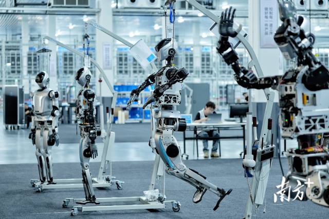 东方元启全国首条万台级人形机器人自动化产线。廖明璨摄
