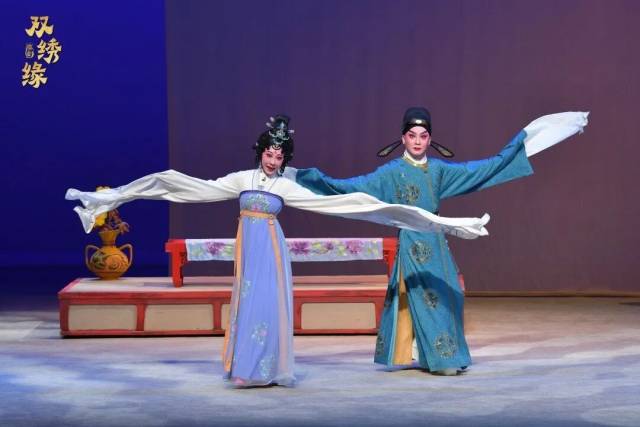 李嘉宜凭借在新编古装粤剧《双绣缘》(图为海报)中的精湛演绎,荣获“白玉兰主角奖”