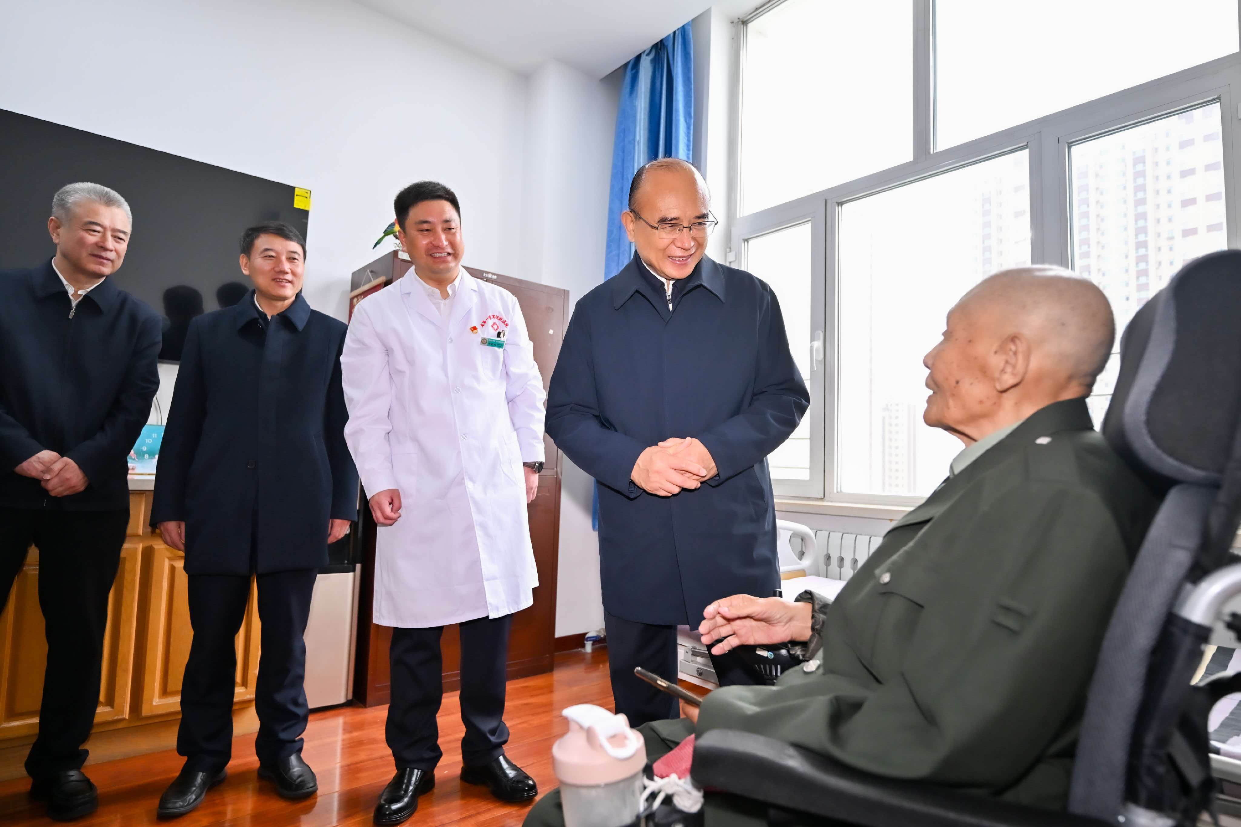 許勤來到黑龍江省第一榮軍優撫醫院，與參加過解放戰爭、抗美援朝的97歲老戰士王鳳樓親切交談。